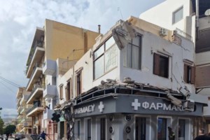 Λαύριο: Βίντεο ντοκουμέντο με τη στιγμή που καταρρέει το μπαλκόνι και μία γυναίκα σώζεται από θαύμα