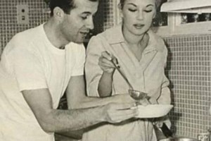 Επικό throwback: Αλεξίου και Βίσση αγκαλιασμένες σε μπουάτ των '70s - Κοριτσάκια [εικόνα]