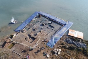 Εντυπωσιακό αρχαιολογικό εύρημα στην Ερέτρια: Αποκαλύφθηκε ψηφιδωτό δάπεδο ενώ τοποθετούσαν αγωγό ύδρευσης - εικόνα 2