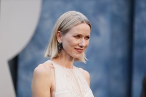 Σίντι Κρόφορντ: Υπέρκομψη σε πρωινή της εμφάνιση με ονειρεμένο λευκό κρουαζέ φόρεμα και nude πέδιλα - εικόνα 5