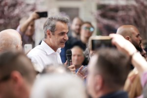 Ποιοι είναι οι αναποφάσιστοι και πώς θα ψηφίσουν (αν ψηφίσουν)- Τι δείχνουν οι έρευνες για το προφίλ τους