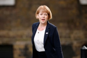 Τρίζει η καρέκλα της Λιζ Τρας στη Βρετανία: "Δεν θα βγάλει ούτε την ημέρα" - Την καλούν να παραιτηθεί