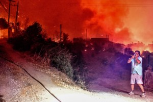 Στις φλόγες για δεύτερη μέρα το Ξυλόκαστρο: Εκκενώνονται άλλοι τέσσερις οικισμοί - Η φωτιά πλησίασε τα πρώτα σπίτια στο Χελυδόρεο