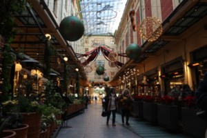 Ανοιχτά τα καταστήματα σήμερα Κυριακή - Ξεκινά το εορταστικό ωράριο των Χριστουγέννων