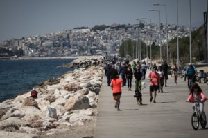 "6 μετά τις 6": Ο απογευματινός περίπατος του Στέλιου Πέτσα με τη σύζυγό του [εικόνα]