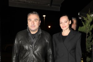 Fashion icon με ανδρική τραγιάσκα και βελούδο η Νατάσα Καλογρίδη: Το παριζιάνικο look που δημιούργησε - εικόνα 5