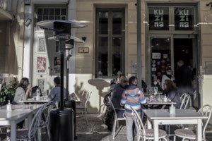 Τα μέτρα για την πανδημία μείωσαν τον τζίρο στην εστίαση κατά 50%- Ζητούν νέα μέτρα στήριξης