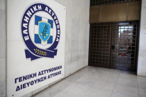 Βίντεο-ντοκουμέντο από την αρπαγή της Μαρκέλλας - Ποια είναι η γυναίκα και ο ηλικιωμένος που αναζητά η ΕΛΑΣ - εικόνα 3