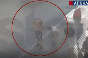 Ανατροπή στην απόπειρα πνιγμού παιδιού στην Ομόνοια: "Πνιγόταν κι έβαλα τα δάχτυλά μου να το σώσω" - Ελεύθερος ο πατέρας