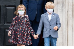 Royal style σε άσπρο - μαύρο: Η πριγκίπισσα Μαίρη της Δανίας παραδίδει μαθήματα μόδας