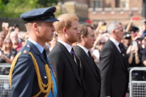 Βασίλισσα Ελισάβετ - Καταρρακωμένος ο Χάρι στην αγρυπνία: Χωρίς τα αρχικά της γιαγιάς του "ER" στη στολή του - εικόνα 6