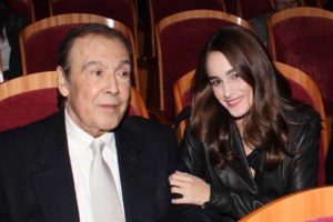 Τόλης Βοσκόπουλος: Συγκίνηση στο μνημόσυνο του - Στην αγκαλιά φίλων και συγγενών η Αντζελα Γκερέκου, με δάκρυα η Μαρία - εικόνα 2