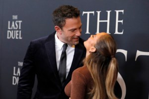 Τζένιφερ Λόπεζ: Με μίνι λευκό δαντελένιο φόρεμα και statement αξεσουάρ στο κόκκινο χαλί - εικόνα 9