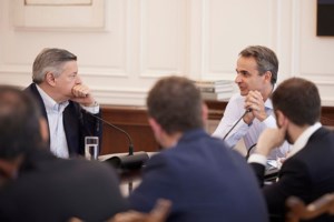 Μητσοτάκης με Co-CEO του Netflix: Θα χαρώ όταν θα έχουμε την πρώτη ελληνόγλωσση σειρά - εικόνα 2