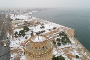 Η "Μήδεια" έντυσε στα άσπρα και την Καβάλα- Χιόνια σκέπασαν τις βάρκες  [εικόνες] - εικόνα 2