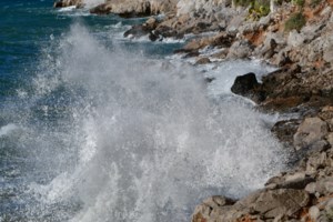 Φωκίδα: Βυθίστηκε ταχύπλοο - Σώοι οι τρεις επιβαίνοντες