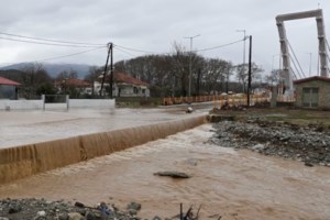 Πλημμύρες στη Φθιώτιδα: Κάτοικοι της Γλύφας βγήκαν στους δρόμους με... φουσκωτή βάρκα και έκαναν κουπί [βίντεο] - εικόνα 2