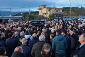 Συγγενείς του Τασούλα η τρίτη οικογένεια που μετακομίζει μόνιμα στη Φουρνά Ευρυτανίας - Ζουν στον Κολωνό, έχουν τρία παιδιά