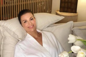 Τζίνα Αλιμόνου: Ποζάρει με cut-out μαγιό Jacquemus και χρυσά ψηλοτάκουνα πέδιλα - εικόνα 2