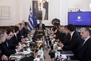 Έμμεση απάντηση Σκέρτσου στις αιχμές Δένδια: Αύξηση τουριστικών ροών κατά 37% σε σχέση με πέρυσι