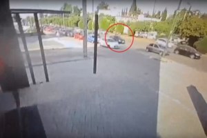 Η τρομακτική στιγμή που αυτοκίνητο εκτινάσσει ηλικιωμένη που διέσχιζε τον δρόμο στη Νίκαια - Σκληρές εικόνες - εικόνα 3