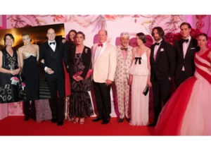 Κέιτ Μίντλετον - Τατιάνα Μπλάτνικ: Η στιλιστική "κόντρα" τους με αιχμή ένα κίτρινο φόρεμα - εικόνα 15