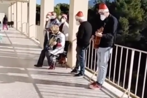 Θεσσαλονίκη: Με μάσκες, αντισηπτικά και αποστάσεις η χριστουγεννιάτικη Θεία Λειτουργία [εικόνες] - εικόνα 2