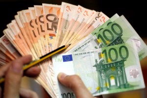 Έρχονται μειώσεις στα τέλη ταξινόμησης ΙΧ και επενδυτικά κίνητρα - Τι προβλέπει νομοσχέδιο του ΥΠOIK