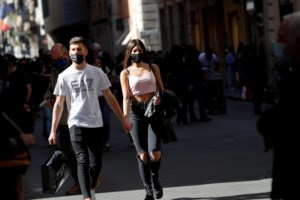 Ο Μόσιαλος εξηγεί: Πόσο καιρό θα μας προστατεύουν τα mRNA εμβόλια από τον κορονοϊό