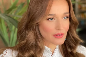 Αναστασία Ρουβά: Δημοσιεύει τους γονείς της ενώ δίνουν ένα τρυφερό φιλί σε κυκλαδίτικο σοκάκι - εικόνα 4