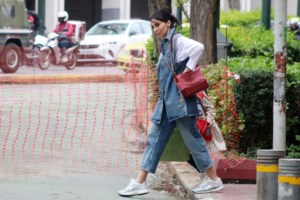 Ανέμελες στιγμές για την Ολυμπία Χοψονίδου: Χορεύει νησιώτικα ξυπόλυτη σε πανηγύρι στην Πάρο [Βίντεο]