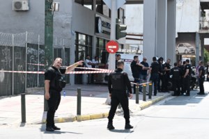 Κολωνός: Ελεύθερος ο ειδικός φρουρός που πυροβόλησε τον ληστή της τράπεζας - "Ήταν σε άμυνα"