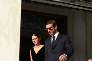 Η μαμά, η κόρη και οι δισεκατομμυριούχοι σύζυγοι: Η πεθερά του Νιάρχου έγινε κυρία Μέρντοχ με μίντι έξωμο φόρεμα - εικόνα 4