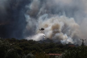 Σε εξέλιξη οι φωτιές σε Λαύριο και Βίλια: Πού έχει διακοπεί η κυκλοφορία - εικόνα 2