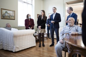 Σοκ στους Αμπελόκηπους: Έφοδος σε παράνομο γηροκομείο με δυσοσμία και ληγμένα τρόφιμα - Ηλικιωμένοι υπέφεραν - εικόνα 2