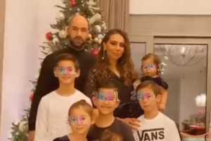 Η οικογένεια Σπανούλη με ασορτί ρούχα - Ποζάρουν μπροστά από το χριστουγεννιάτικο δέντρο