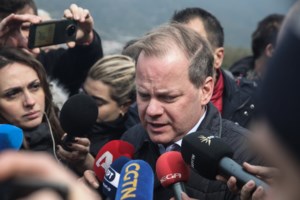 "Δεν θα αφήσουμε να ξεχαστεί το έγκλημα των Τεμπών": Συνάντηση Κουτσούμπα με συγγενείς θυμάτων - Η μπλούζα που του έδωσαν