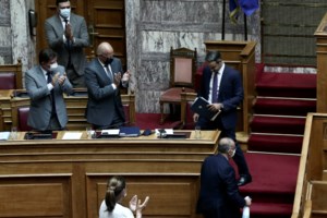 Βουλή - Τσίπρας: Η Κυβέρνηση αδυνατεί να υπερασπιστεί τις δικές της αποφάσεις- Παρακολουθεί τα Συμβούλια Κορυφής να περνούν