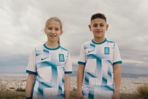 Σάλος και νέα πολιτική κόντρα για τη φανέλα της Εθνικής - Ποιοι βλέπουν "σταυρό με αγκυλωτές απολήξεις" - εικόνα 2