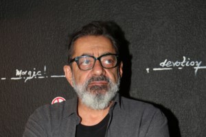 Αντώνης Καφετζόπουλος: Συνάντηση-έκπληξη με την Αλέκα Παπαρήγα στο εμβολιαστικό κέντρο, οι τρεις γυναίκες και η ΝASA