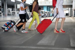 Tριψήφια άνοδος για τον τουρισμό σε αφίξεις και έσοδα