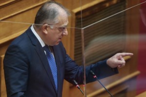 Τουρκία: Μάζεψε ντομάτες σε χωράφι η Εμινέ Ερντογάν - Σόου για να ενισχύσει το φιλολαϊκό της προφίλ [βίντεο]