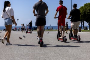 Χρυσοχοΐδης: Αλλαγή της νομοθεσίας για τους ανήλικους με πατίνια -"Η θέση μου είναι να απαγορευτούν" - εικόνα 2