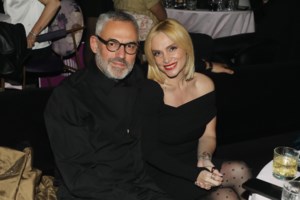 Ελεονώρα Ζουγανέλη: Ποζάρει άβαφη και χαμογελαστή στο πλευρό του αγαπημένου της, Νίκου Συρίγου [εικόνες] - εικόνα 4