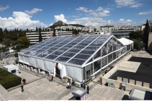 Καλλιμάρμαρο: Οι γερανοί "ξηλώνουν" την τεράστια μεταλλική κατασκευή της Coca Cola- Η εταιρεία ακύρωσε την τελετή [βίντεο]