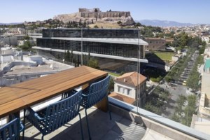 Το ξενοδοχείο της COCOMat και άλλα 20 κτίρια στην Ακρόπολη απειλούνται με κατεδάφιση - Στο έλεος του υπ. Πολιτισμού