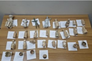 Ιωάννινα: Η θηλυκή "Ιντιάνα Τζόουνς" και ο "Γιάννης" από την Αλβανία με τα αρχαία αγάλματα - "Τα βρήκαμε στον βυθό" - εικόνα 4