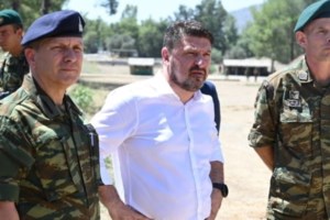 Γκάφα Χαρδαλιά: Έβγαλε φωτογραφία με απόρρητους στρατιωτικούς χάρτες [Εικόνα] - εικόνα 4