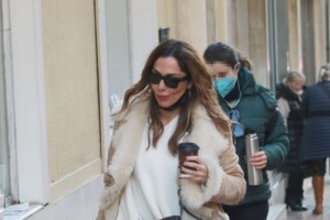 Κομψή στο θέατρο: Το σέξι office look της Καραβάτου και το oversized παλτό της Οικονομάκου