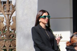 Σταματίνα Τσιμτσιλή: Το βικτωριανό τοπ που συνδύασε με denim φούστα και rock glam γοβάκια Valentino - εικόνα 7